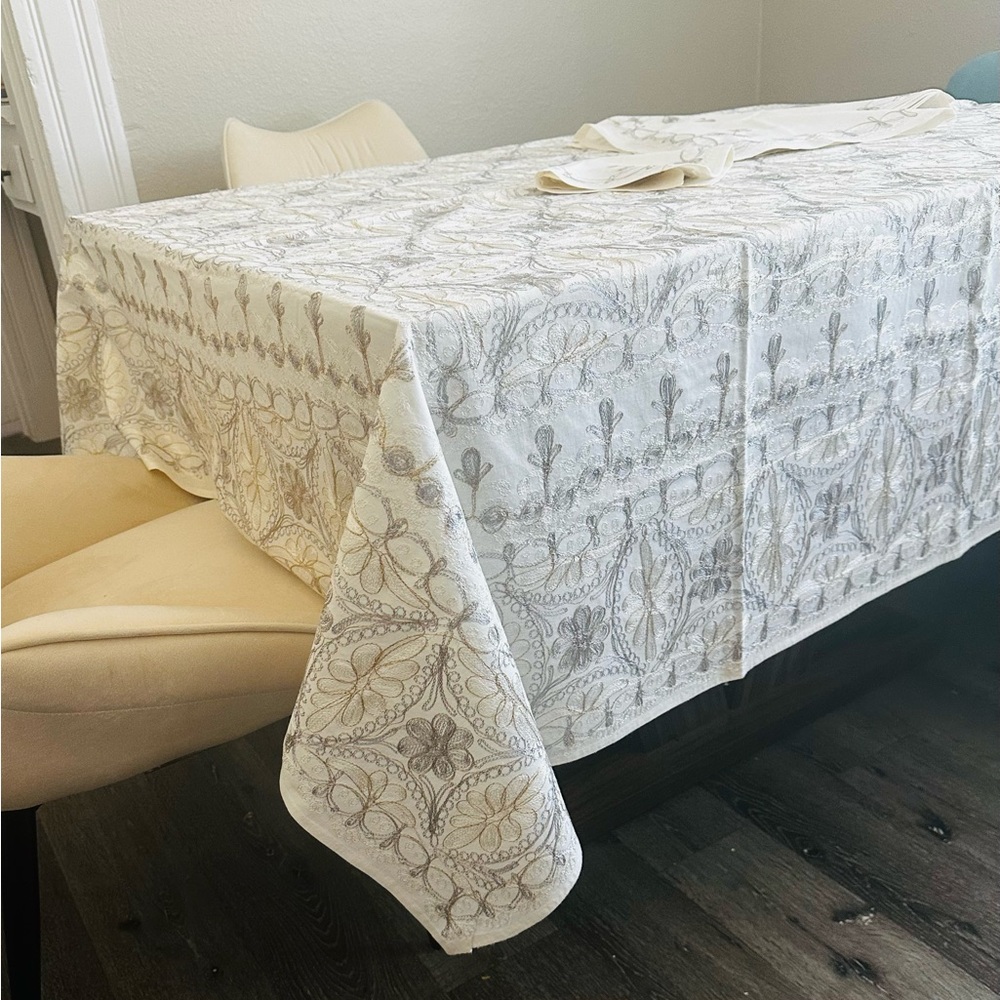 Elegant embroidered Tablecloth‼️